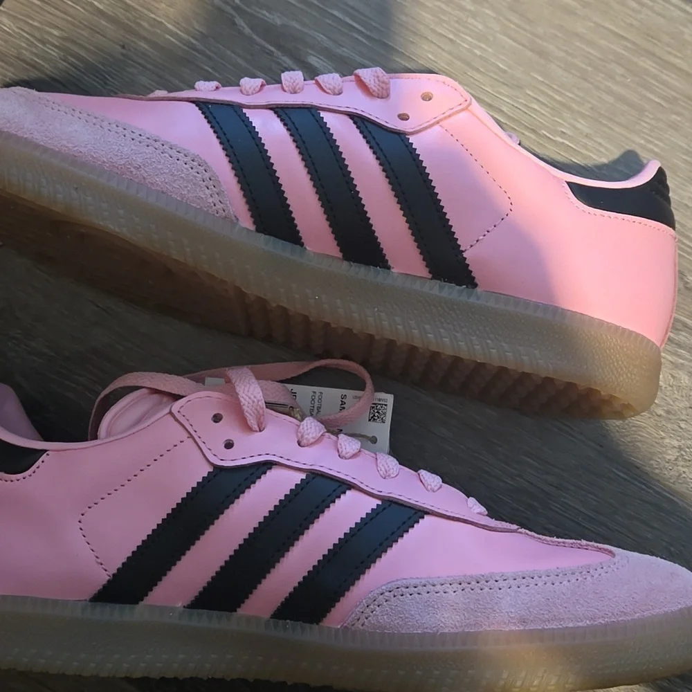 Adidas Messi Samba Pink and Navy Sneakers.Mens Size 9.5 JP7844 Brand New